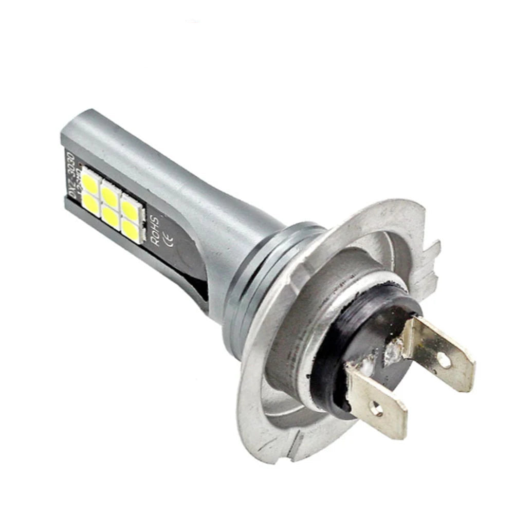 Détail d’une ampoule LED H7 blanche 6000K 110W pour éclairage avant