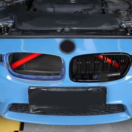 Bandes de calandre BMW montées sur une face avant bleue avec plusieurs coloris visibles