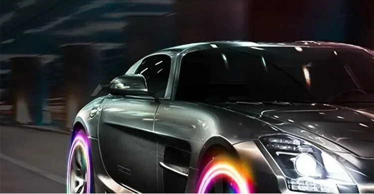 Voiture équipée de bouchons de valve LED lumineux avec effet multicolore sur la roue de nuit