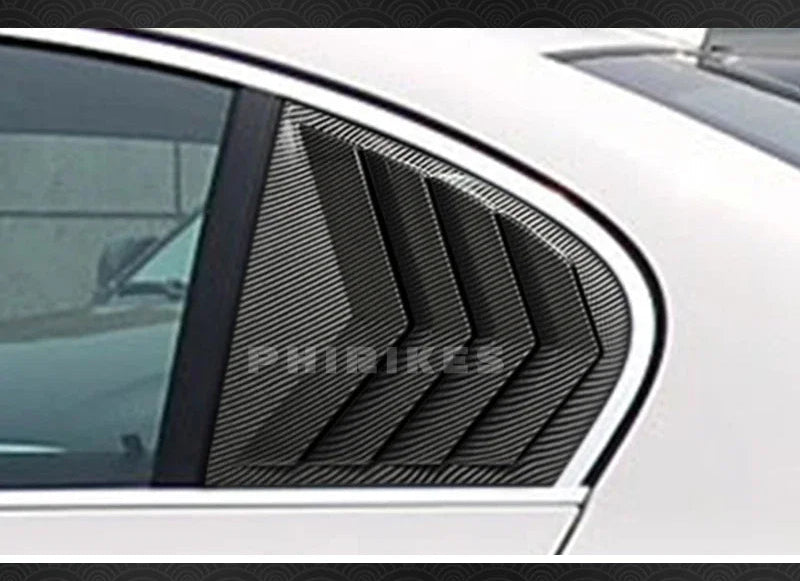 Caches de vitres arrière latérales BMW Série 5 E60 de 2004 à 2010 style louvers installés sur la voiture