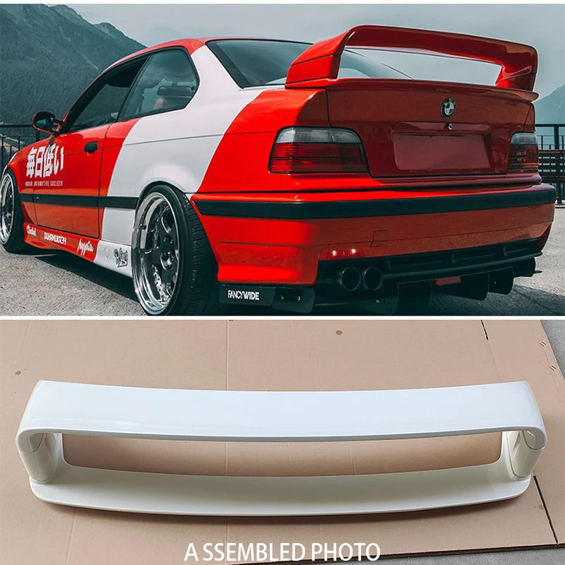 Becquet arrière BMW Série 3 E36 coupé style M3 GT de 1990 à 2002 avec aperçu du rendu monté sur une voiture rouge et version blanche à peindre présentée séparément