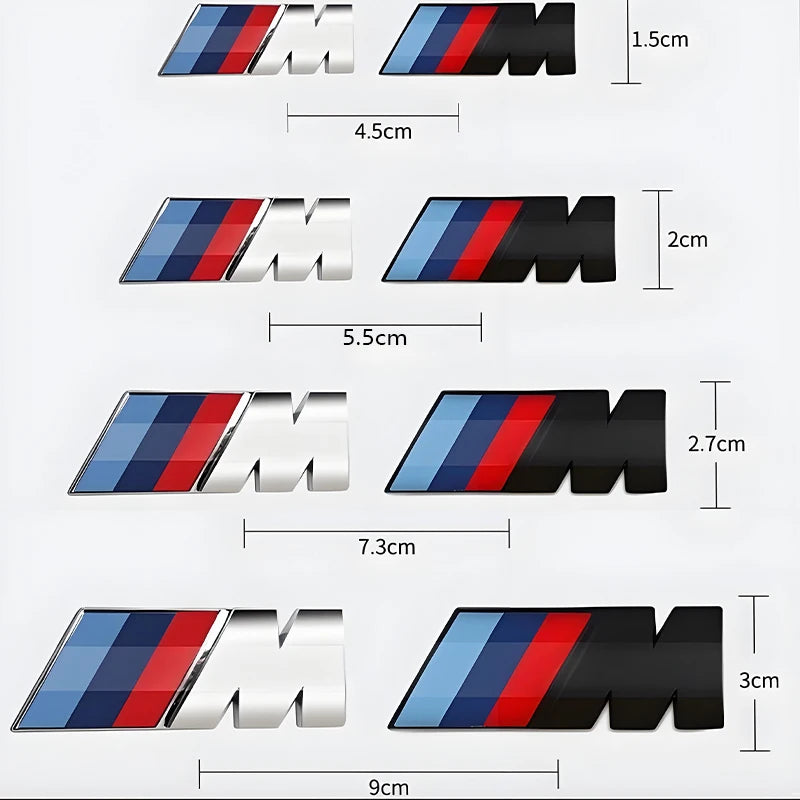 Logos BMW M Performance pour carrosserie avec différentes tailles et dimensions présentées sur fond blanc