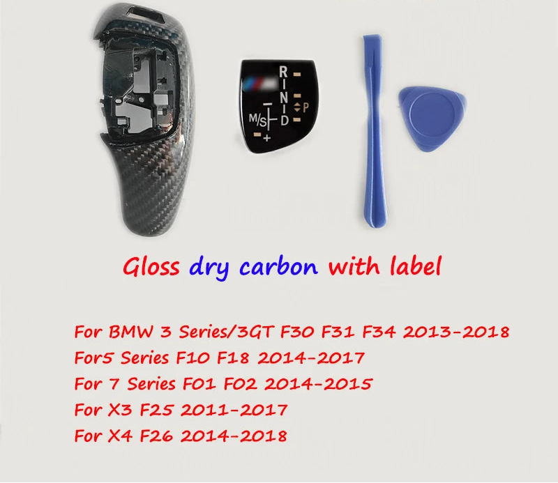 Kit de pommeau BMW en finition gloss dry carbon avec inscription pour conduite à gauche, avec accessoires et compatibilités indiquées Kit de pommeau BMW en finition gloss dry carbon avec inscription pour conduite à gauche, avec accessoires et compatibilités indiquées