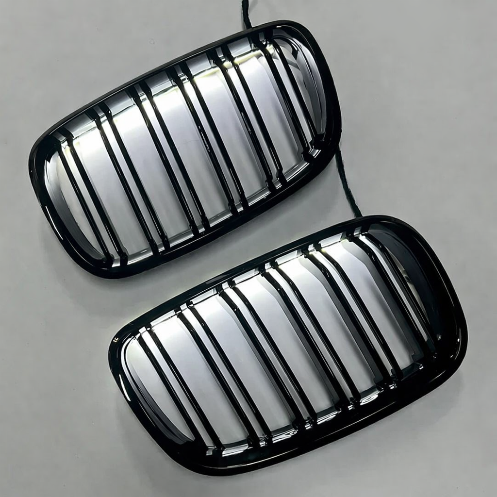 Paire de calandres BMW noir brillant présentée seule sur fond gris