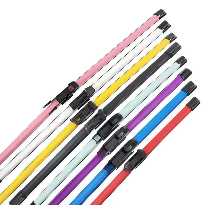 Balais d’essuie glace universels sans cadre à double caoutchouc alignés en plusieurs couleurs sur fond blanc Balais d’essuie glace universels sans cadre à double caoutchouc alignés en plusieurs couleurs sur fond blanc