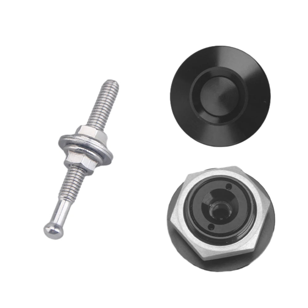 Détail des attaches de capot à bouton poussoir 32 mm en finition noire