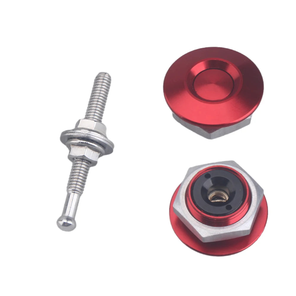 Détail des attaches de capot à bouton poussoir 32 mm en finition rouge