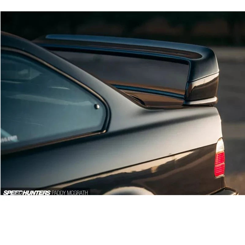 Becquet arrière BMW Série 3 E36 coupé style M3 GT en finition noir carbone vu de profil sur le coffre