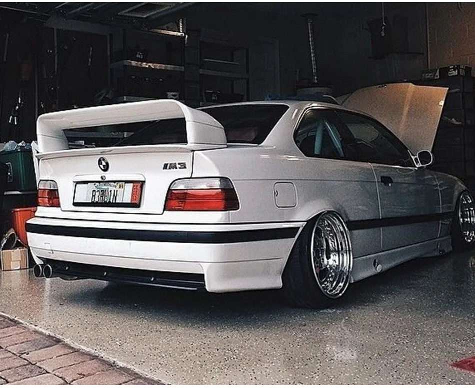 Visuel de présentation du becquet arrière BMW Série 3 E36 coupé style M3 GT mettant en avant le look et l’effet aérodynamique