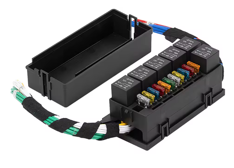 Boîtier porte-relais et fusibles universel 12V ouvert avec emplacement des fusibles et du faisceau