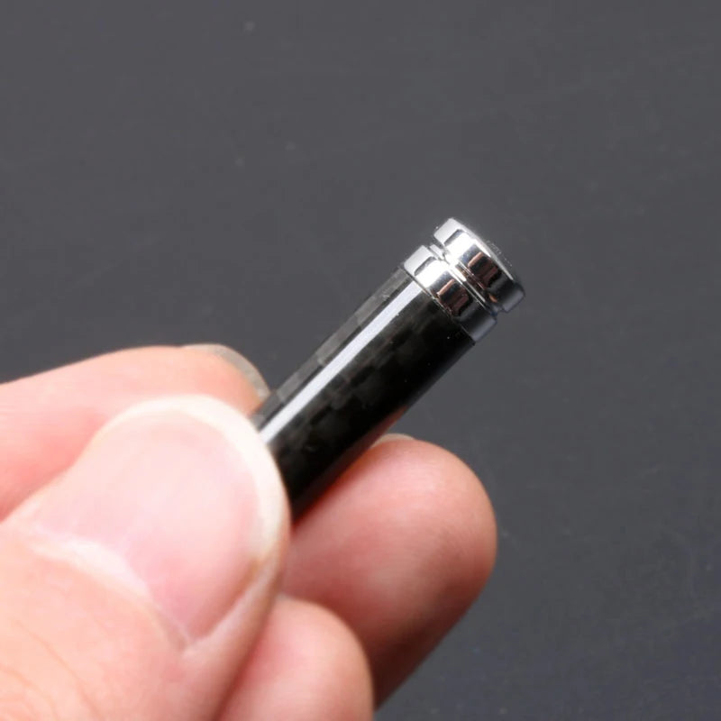 Détail d’un bouton de verrouillage de porte aspect carbone tenu en main