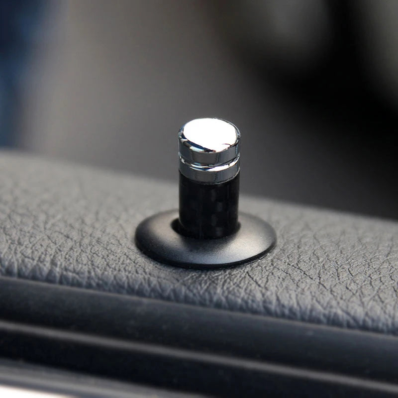 Bouton de verrouillage de porte aspect carbone installé sur garniture intérieure