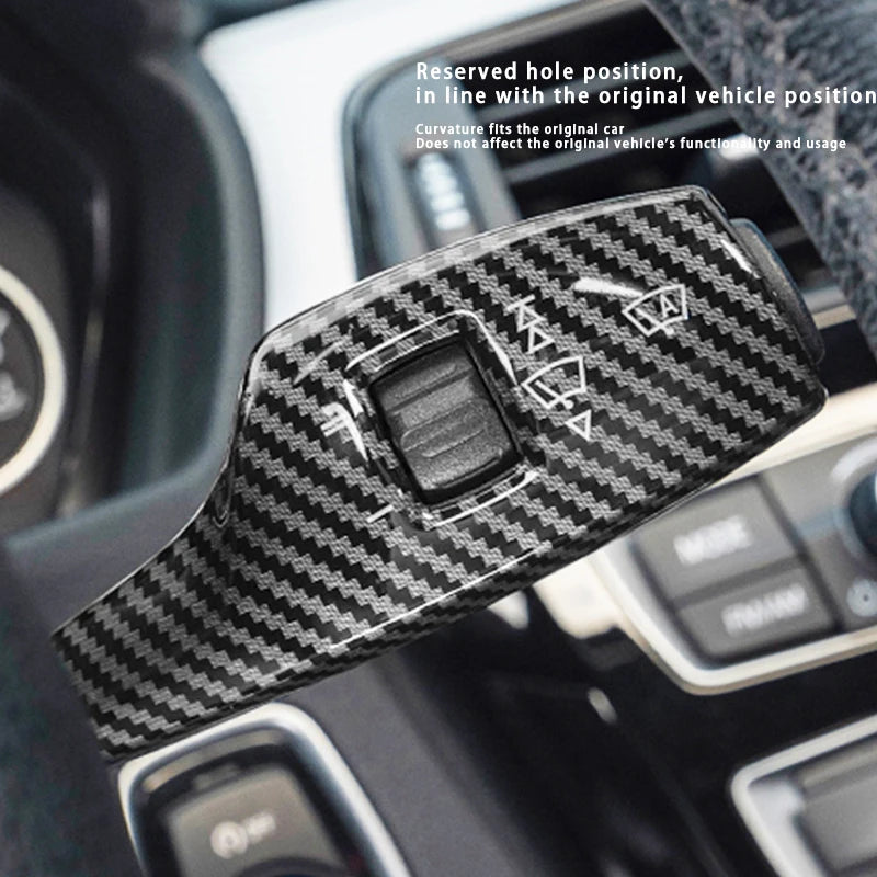 Détail du cache de commandes de volant BMW finition carbone avec bouton intégré