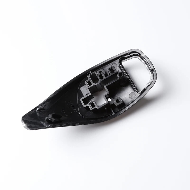 Cache de levier de vitesse BMW noir brillant présenté seul avec vue arrière Cache de levier de vitesse BMW noir brillant présenté seul avec vue arrière
