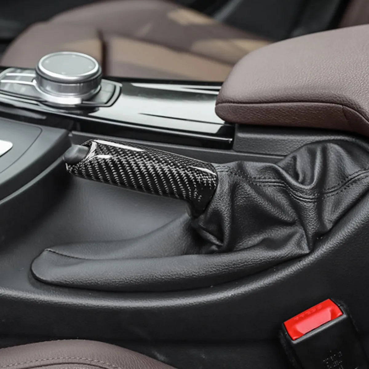 Cache de poignée de frein à main BMW finition carbone installé sur la console centrale à côté du soufflet de levier de vitesse