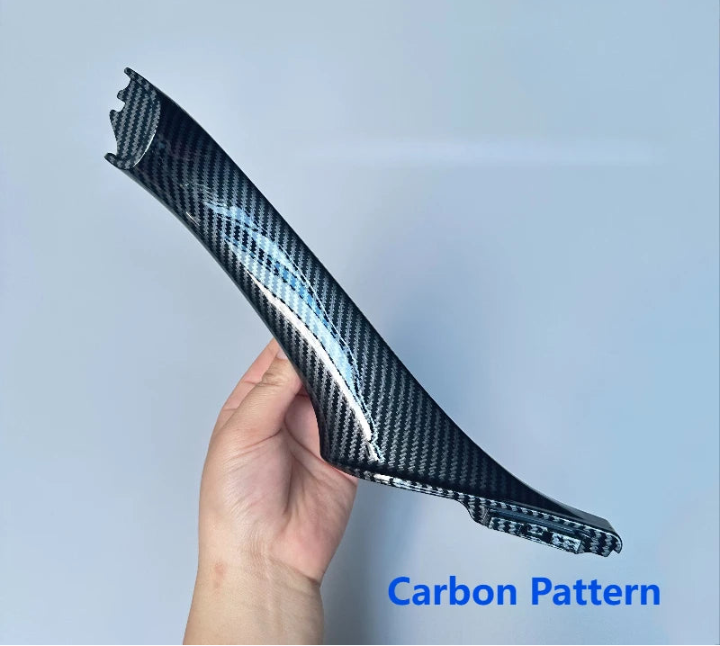 Garniture de poignée intérieure de porte BMW à motif carbone pour conduite à gauche, tenue en main sur fond bleu