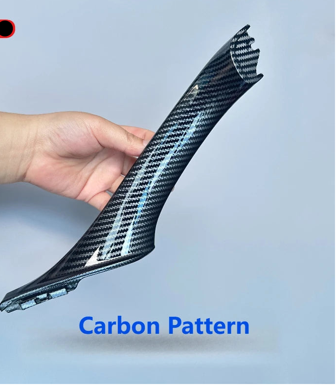 Garniture de poignée intérieure de porte BMW à motif carbone pour conduite à droite, montrée en détail tenue en main