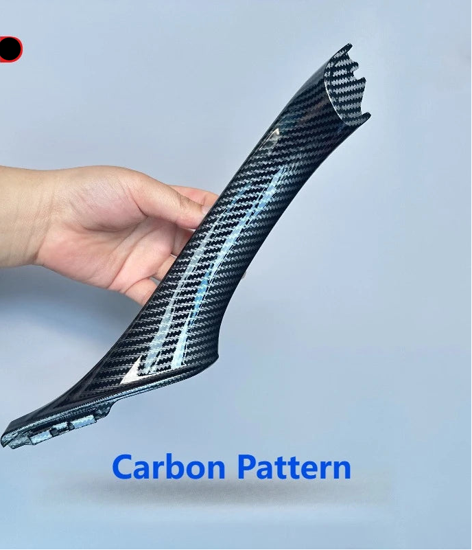 Garniture de poignée intérieure de porte BMW à motif carbone pour conduite à droite, tenue en main sur fond bleu