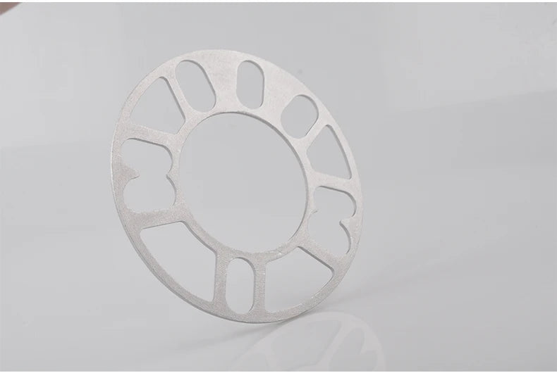 Cale de roue universelle en aluminium présentée en vue inclinée sur fond blanc