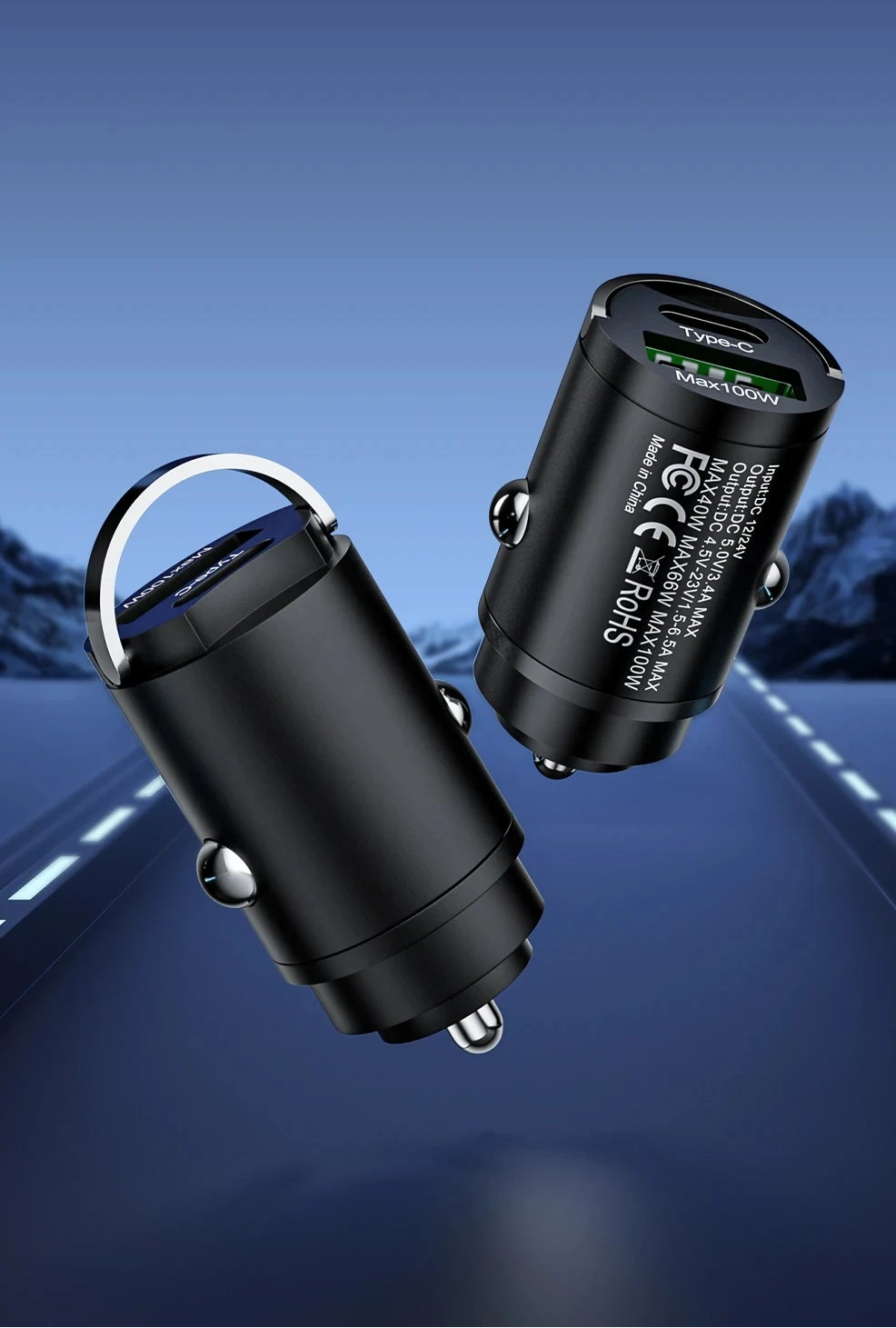 Chargeur voiture USB-C 100W mini présenté seul sur fond bleu