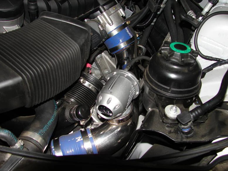 Dump valve type HKS SQV installée dans un compartiment moteur