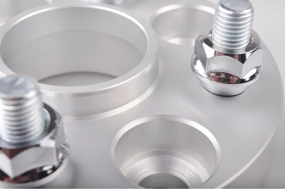 Gros plan sur un élargisseur de voie 5x112 66,6 mm en finition aluminium