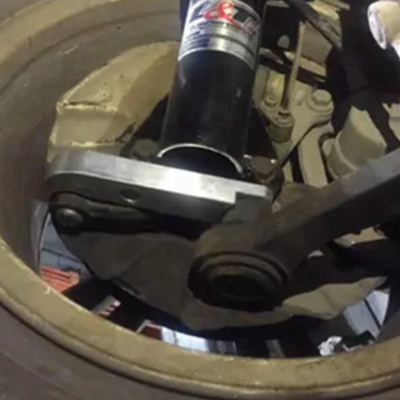 Kit drift d’augmentation d’angle BMW E36 M3 monté sur suspension avec pièce en finition argent