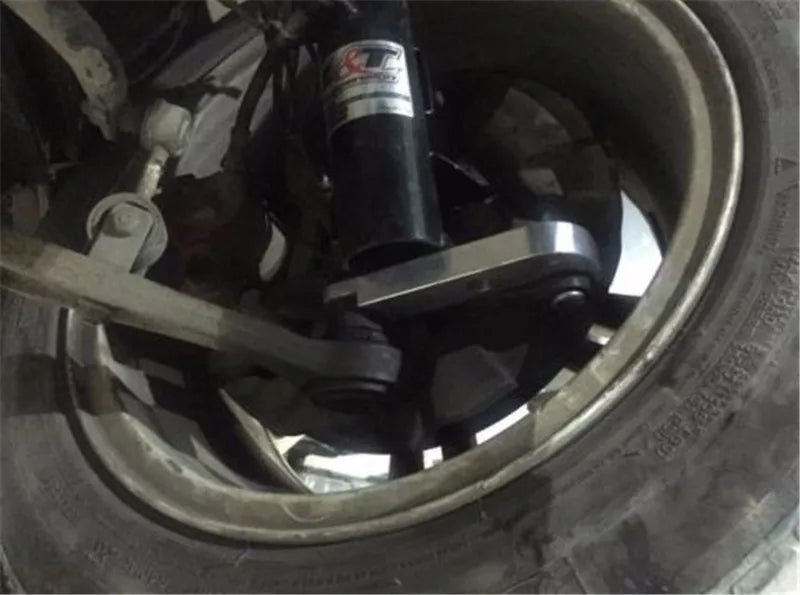 Kit drift d’augmentation d’angle BMW E36 M3 installé dans le passage de roue