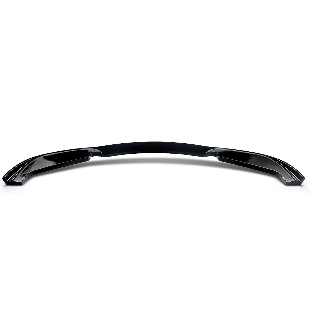 Vue complète de la lame de pare chocs avant BMW E46 4 portes look M3 en noir brillant sur fond blanc