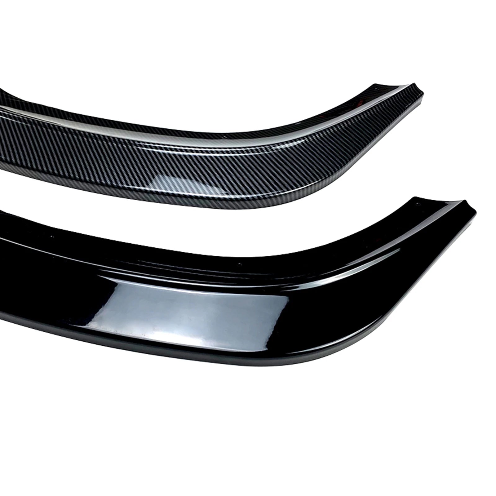 Lame de pare-chocs avant pour BMW Série 1 F40 de 2020 à 2023 présentée en finition carbone et noir brillant sur fond blanc