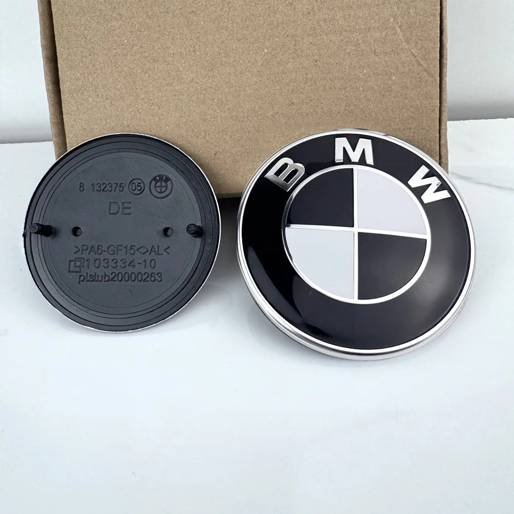 Logo BMW avant 82 mm ou arrière 74 mm en finition noir et blanc avec vue arrière