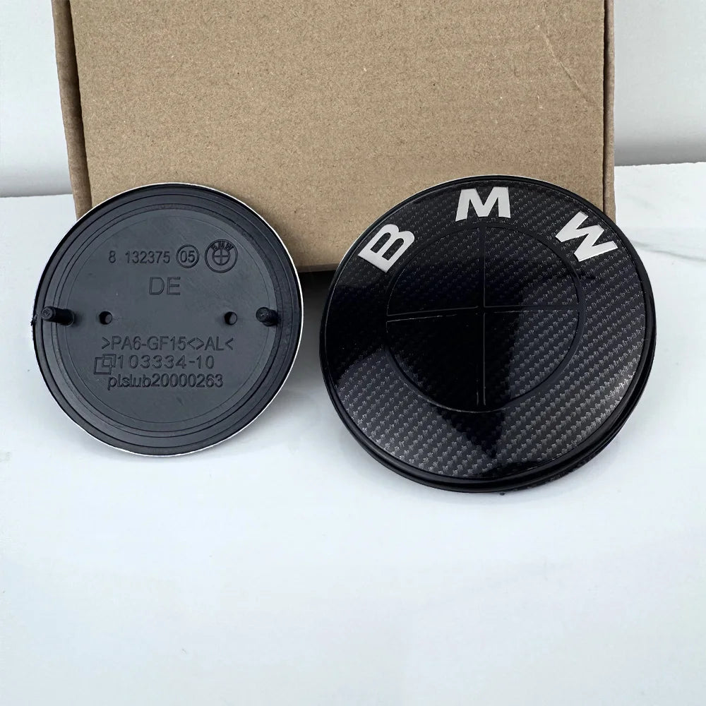 Logo BMW avant 82 mm ou arrière 74 mm en finition noir carbone avec vue arrière