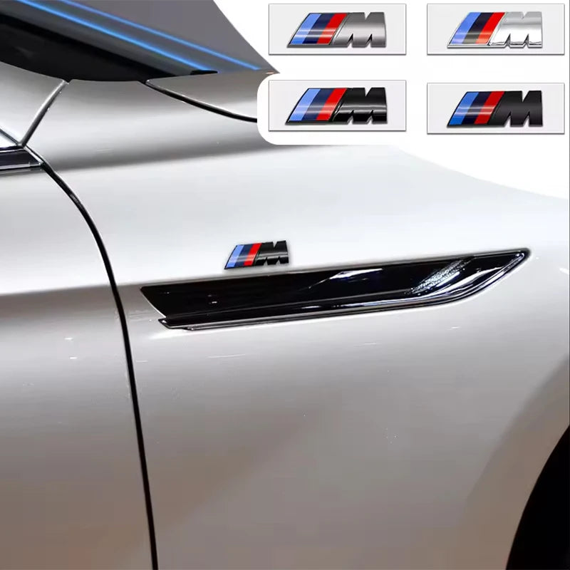 Logos BMW M Performance montrés en présentation devant une carrosserie noire pour illustrer le rendu visuel