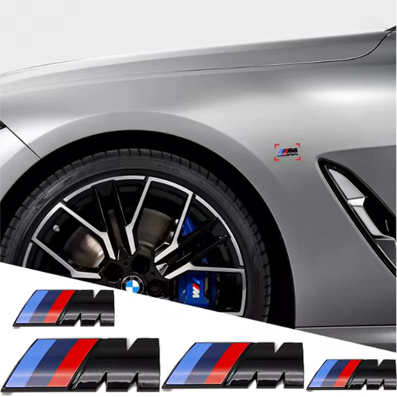 Logo BMW M Performance posé sur l’aile d’une voiture grise avec aperçu des différentes tailles de l’emblème