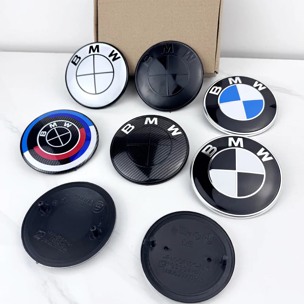 Ensemble de logos BMW avant 82 mm et arrière 74 mm en plusieurs finitions avec vues avant et arrière