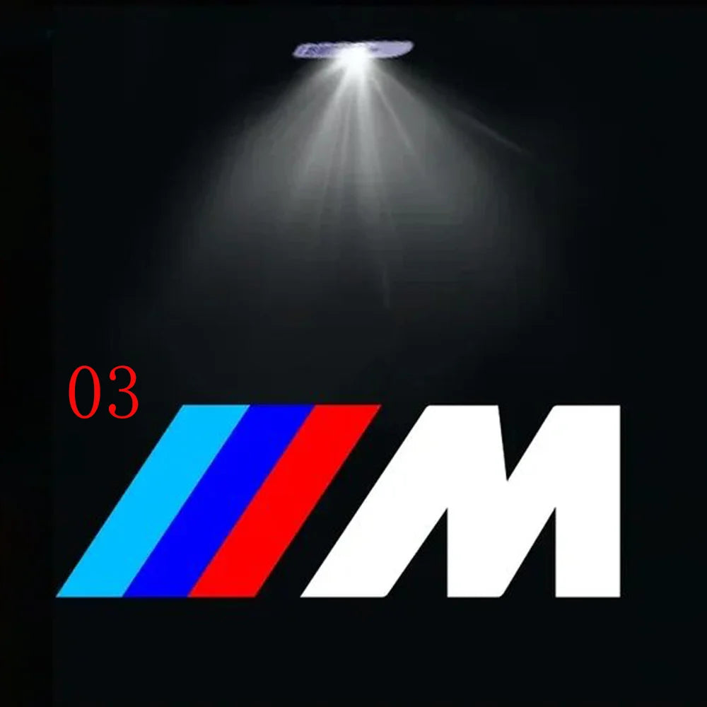Visuel du style 03 pour projecteur LED de portière avec logo M projeté sur fond noir