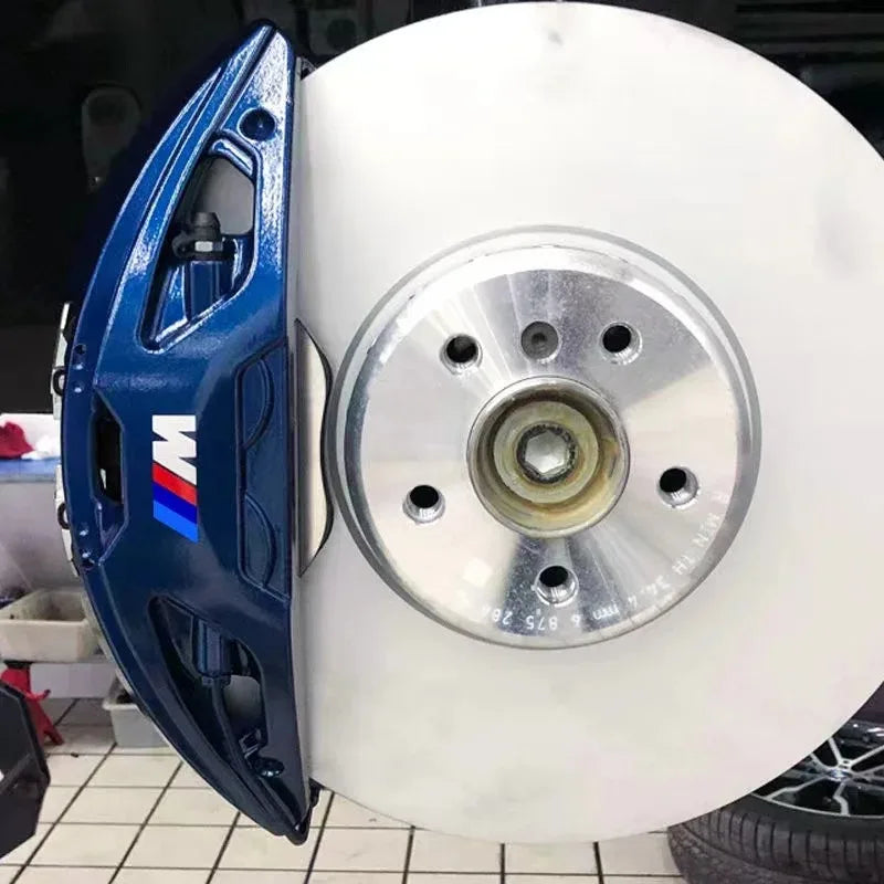 Étrier de frein BMW bleu avec sticker logo M monté à côté du disque de frein