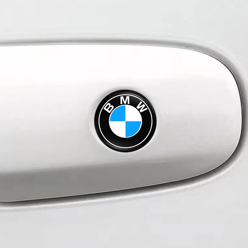 Emblème BMW pour barillet de porte monté sur poignée blanche