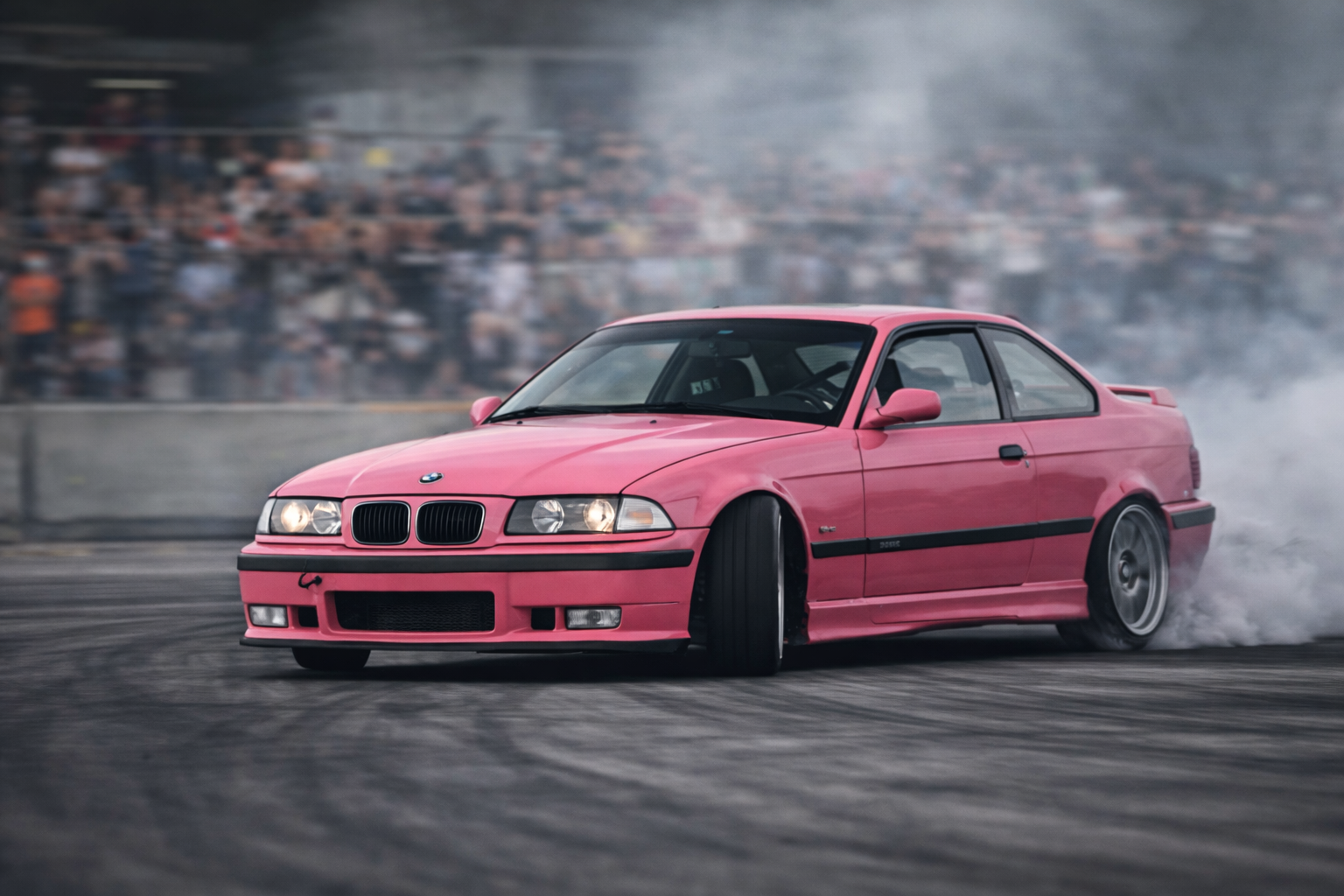 Collection BMW E36 Drift avec coupé rose en glisse sur piste devant le public