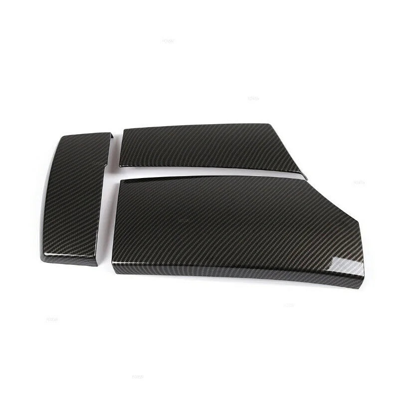 Cache d’accoudoir central BMW E60 en aspect carbone présenté en plusieurs pièces