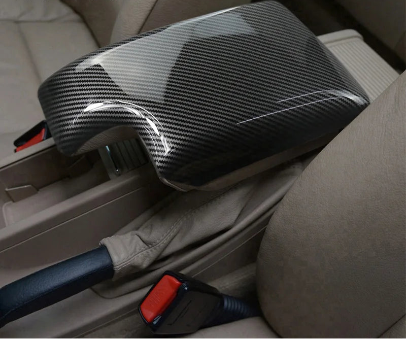 Cache d’accoudoir de console centrale en carbone pour BMW Série 3 E46 installé dans l’habitacle