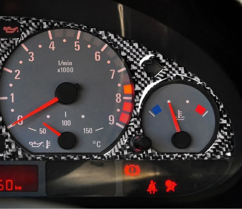 Cache de contour de compteur en carbone monté sur le tableau de bord d’une BMW Série 3 E46 de 1998 à 2005