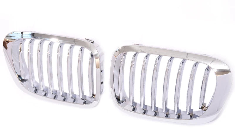 Paire de calandres BMW E46 coupé cabriolet phase 1 pré-LCI en finition chrome intégral sur fond blanc
