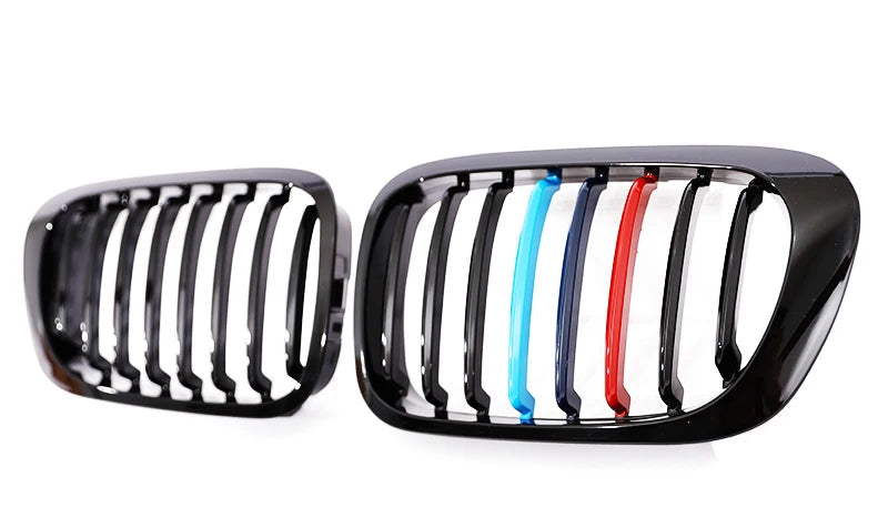 Paire de calandres BMW E46 coupé cabriolet phase 1 pré-LCI avec liserés aux couleurs M sur fond blanc