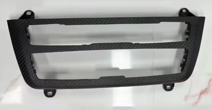 Contour d’autoradio BMW en carbone mat présenté seul sur fond blanc