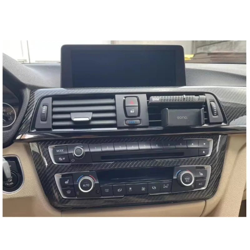 Contour d’autoradio et console centrale BMW en carbone monté sur le tableau de bord