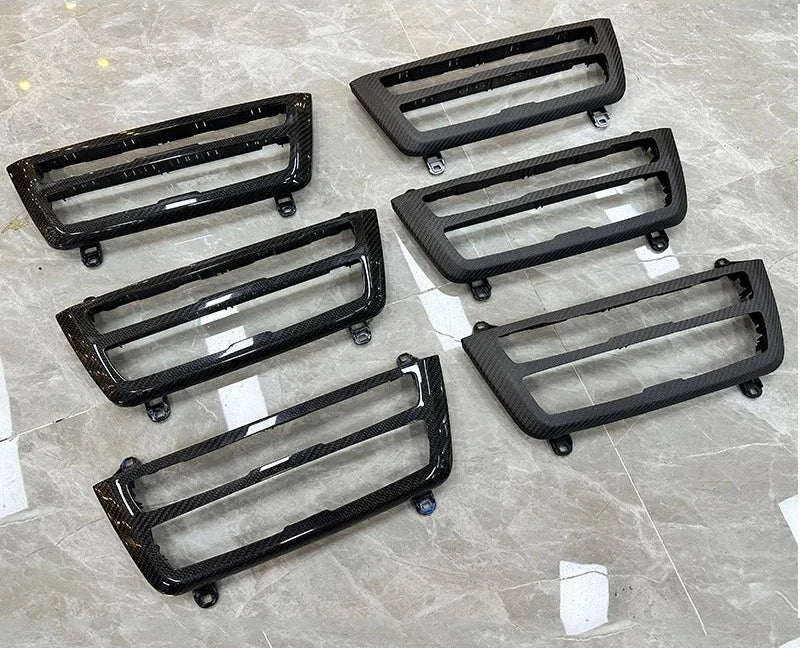 Ensemble des pièces de contour d’autoradio BMW présentées sur fond clair