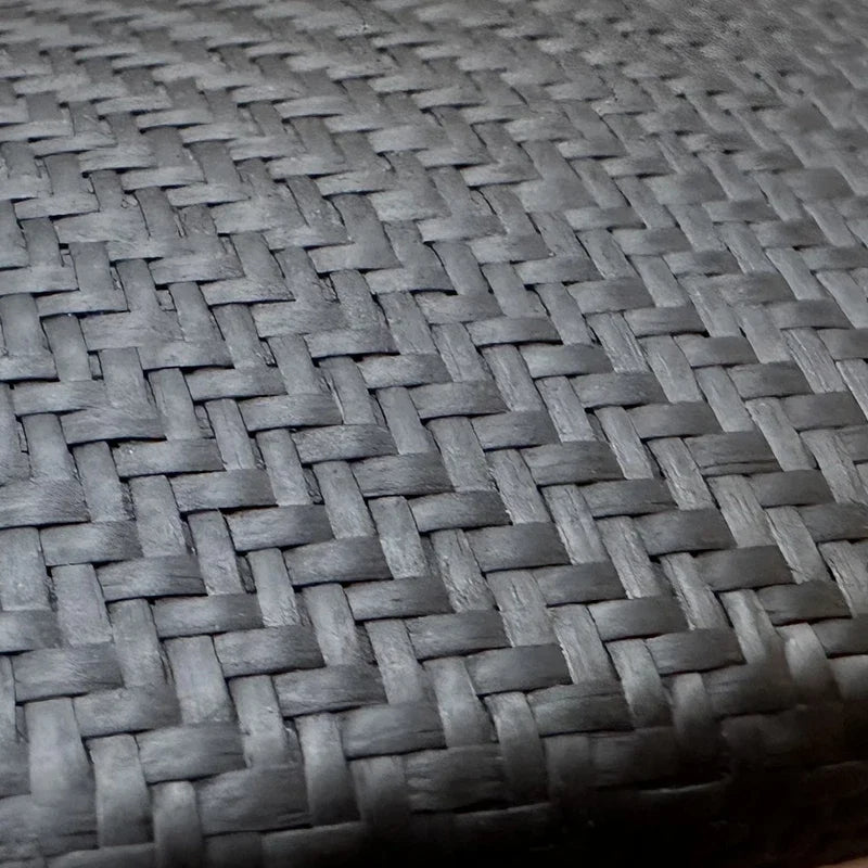 Gros plan sur la texture du contour d’autoradio BMW en carbone mat