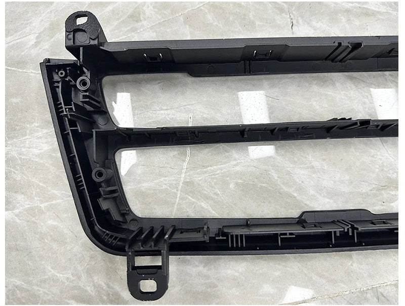 Vue arrière du contour d’autoradio BMW avec supports et fixations visibles