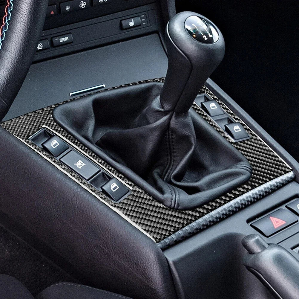 Contour de levier de vitesse BMW E46 finition carbone installé sur la console centrale autour du soufflet